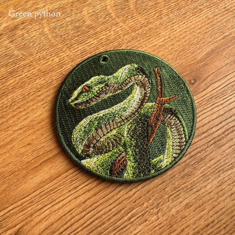 EMJOUR エンジュール 刺繍 キーホルダー チャーム 台湾 アナコンダ パイソン コブラ ブラックマンバ プレゼント ギフト 贈り物 車 自転車 カギ 鍵 サファリ サバンナ 動物園 母の日