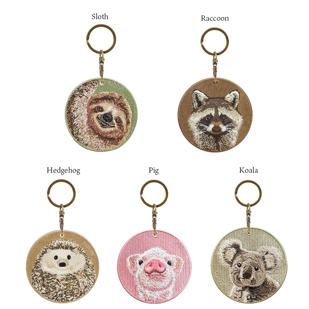 キーホルダー 刺繍 動物 アニマル チャーム 刺繍キーホルダー コアラ ナマケモノ アライグマ ブタ ぶた ハリネズミ 草食 キーリング プレゼント 入学祝い 新築祝い かわいい ギフト 贈り物 EMJOUR エンジュール 台湾 車 自転車 カギ 鍵 サファリ サバンナ 動物園 母の日