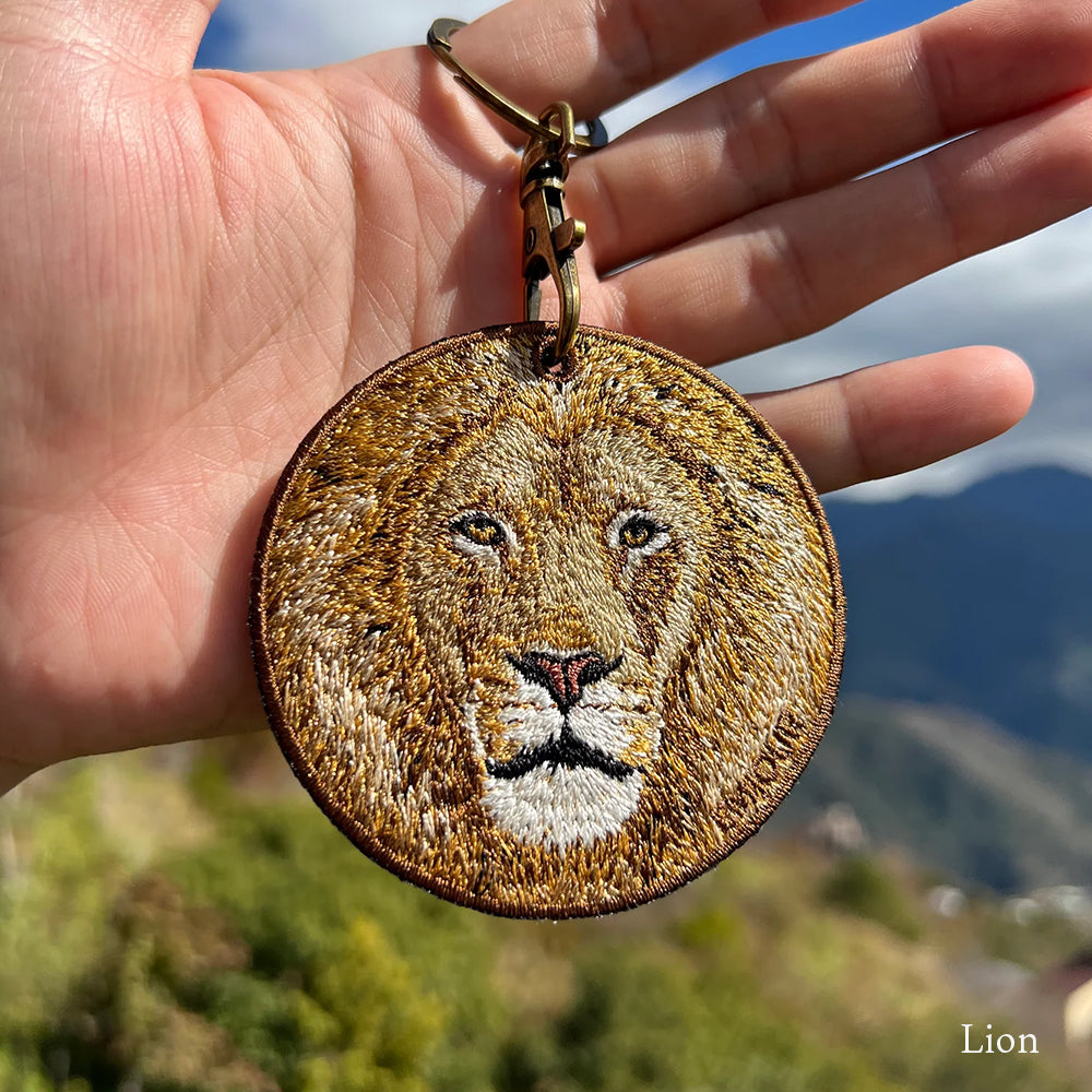 キーホルダー 動物 刺繍 ワッペン アニマル チャーム ライオン トラ 虎 タイガー 黒ヒョウ ひょう レオパード グッズ プレゼント ギフト 贈り物 EMJOUR エンジュール 台湾 車 自転車 カギ 鍵 おしゃれ