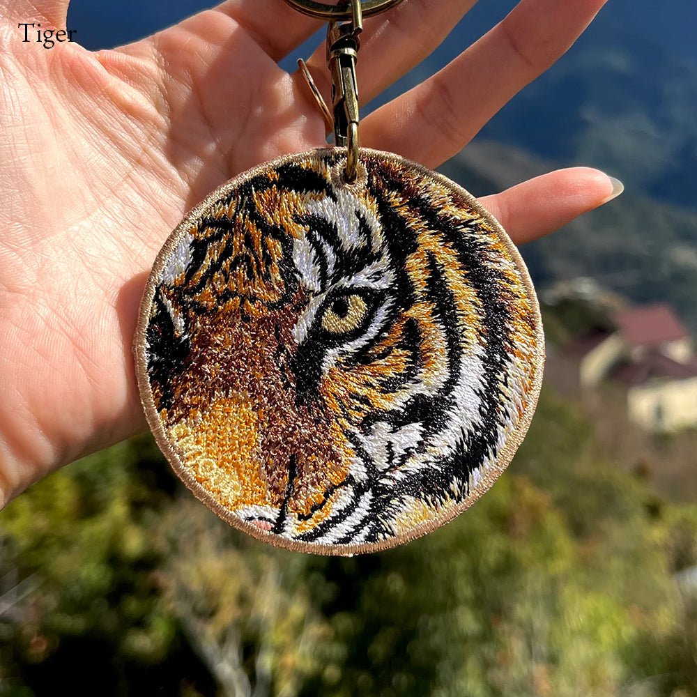 キーホルダー 動物 刺繍 ワッペン アニマル チャーム ライオン トラ 虎 タイガー 黒ヒョウ ひょう レオパード グッズ プレゼント ギフト 贈り物 EMJOUR エンジュール 台湾 車 自転車 カギ 鍵 おしゃれ