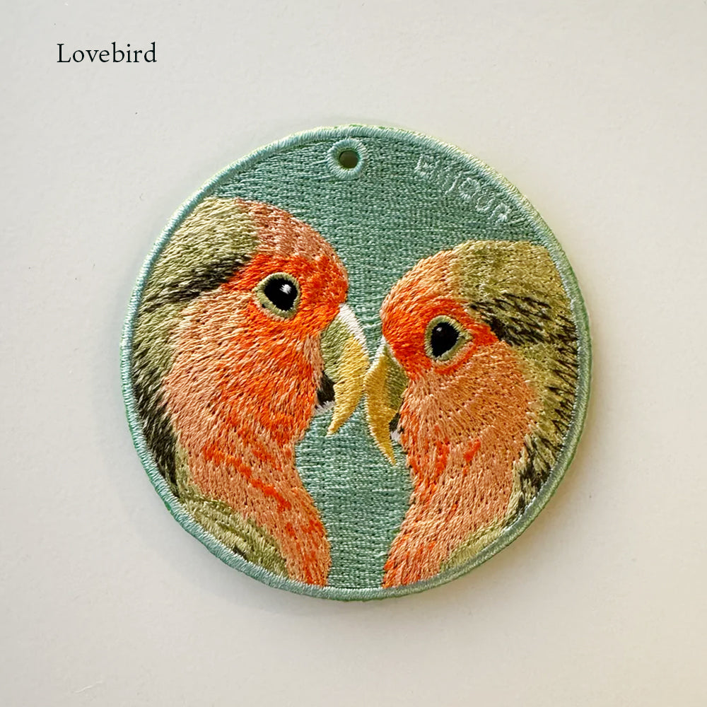 キーホルダー 刺繍 鳥 小鳥 動物 アニマル チャーム 刺繍キーホルダー インコ オカメインコ コザクラインコ セキセイインコ オキナインコ オウム モンクオウム キーリング プレゼント 入学祝い 新築祝い かわいい ギフト 贈り物 EMJOUR エンジュール 台湾 車 自転車 カギ 鍵 ペット 動物園