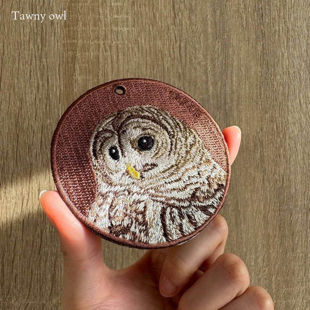 キーホルダー 刺繍 鳥 小鳥 動物 アニマル チャーム 刺繍キーホルダー ミミズク フクロウ ふくろう クジャク ワシ 鷲 キーリング プレゼント 入学祝い 新築祝い かわいい ギフト 贈り物 EMJOUR エンジュール 台湾 車 自転車 カギ 鍵 ペット 動物園