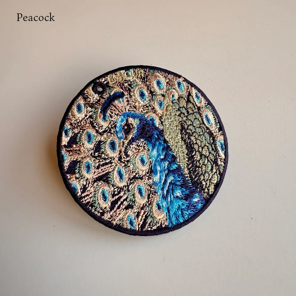 キーホルダー 刺繍 鳥 小鳥 動物 アニマル チャーム 刺繍キーホルダー ミミズク フクロウ ふくろう クジャク ワシ 鷲 キーリング プレゼント 入学祝い 新築祝い かわいい ギフト 贈り物 EMJOUR エンジュール 台湾 車 自転車 カギ 鍵 ペット 動物園