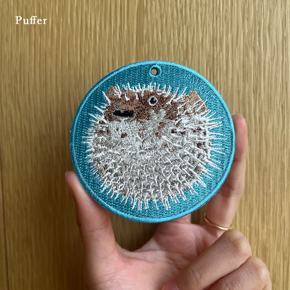 キーホルダー 刺繍 動物 アニマル チャーム 刺繍キーホルダー フグ シロクマ しろくま 白熊 くらげ ペンギン ぺんぎん カクレクマノミ キーリング プレゼント 入学祝い 新築祝い かわいい ギフト 贈り物 EMJOUR エンジュール 台湾 車 自転車 カギ 鍵 ペット 海 魚 動物園 水族館