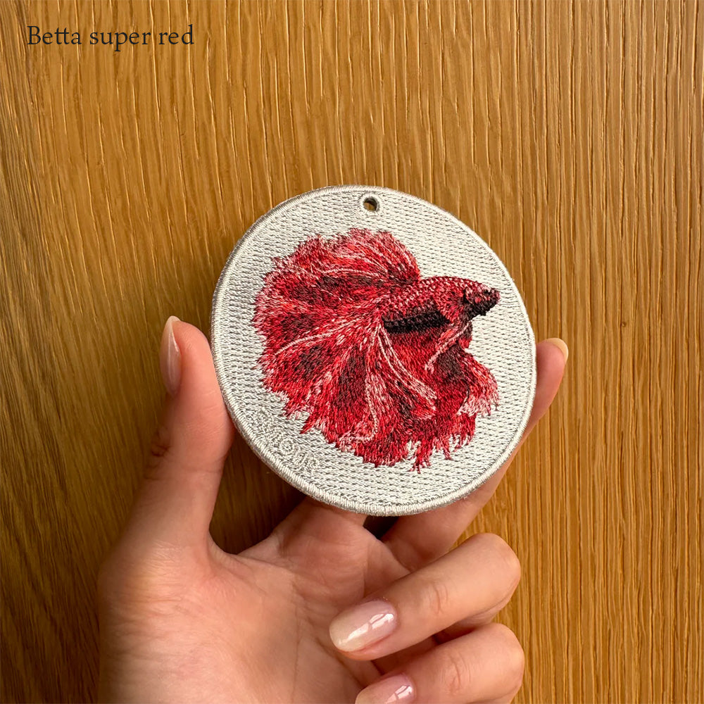 キーホルダー 魚 金魚 刺繍 ワッペン アニマル チャーム ベタ ベタフィッシュ スーパーレッド ペット グッズ プレゼント EMJOUR エンジュール ペットロス