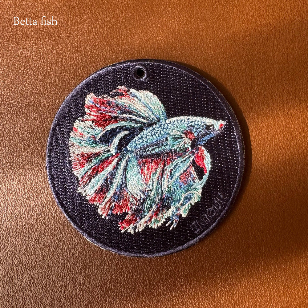 キーホルダー 魚 金魚 刺繍 ワッペン アニマル チャーム ベタ ベタフィッシュ スーパーレッド ペット グッズ プレゼント EMJOUR エンジュール ペットロス