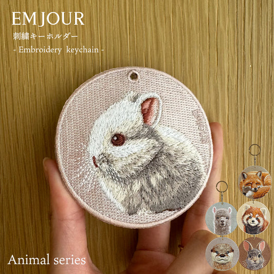 EMJOUR エンジュール 刺繍 キーホルダー チャーム 台湾 ルビーアイドホワイト チンチラウサギ カワウソ アルパカ アライグマ キツネ  プレゼント ギフト 贈り物 車 自転車 カギ 鍵 サファリ サバンナ 動物園 母の日