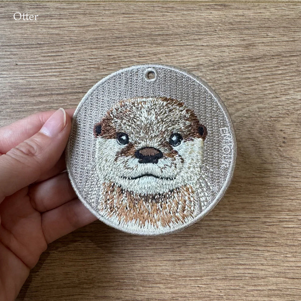 EMJOUR エンジュール 刺繍 キーホルダー チャーム 台湾 ルビーアイドホワイト チンチラウサギ カワウソ アルパカ アライグマ キツネ  プレゼント ギフト 贈り物 車 自転車 カギ 鍵 サファリ サバンナ 動物園 母の日