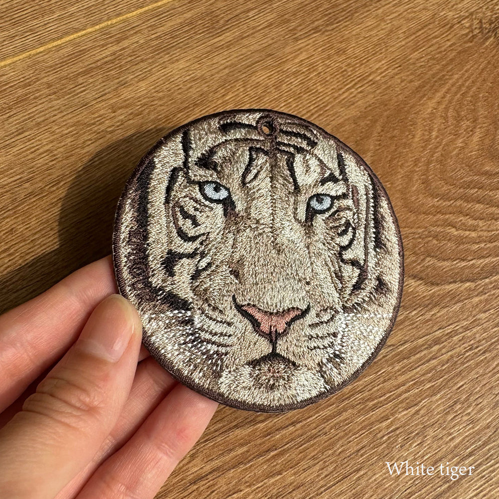 EMJOUR エンジュール 刺繍 キーホルダー チャーム 台湾 チーター ホワイトタイガー チンパンジー ベンガルヤマネコ  アナコンダ プレゼント ギフト 贈り物 車 自転車 カギ 鍵 サファリ サバンナ 動物園 母の日