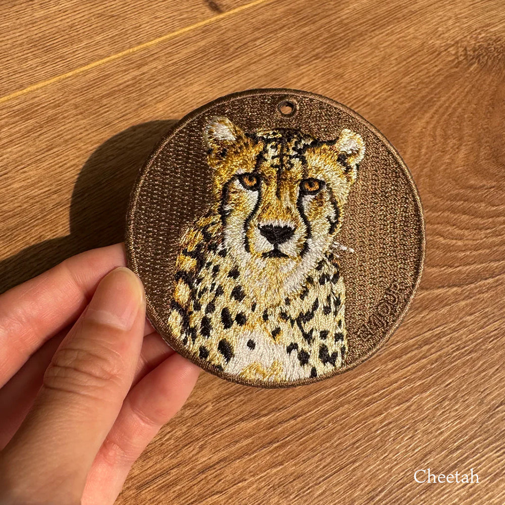 EMJOUR エンジュール 刺繍 キーホルダー チャーム 台湾 チーター ホワイトタイガー チンパンジー ベンガルヤマネコ  アナコンダ プレゼント ギフト 贈り物 車 自転車 カギ 鍵 サファリ サバンナ 動物園 母の日