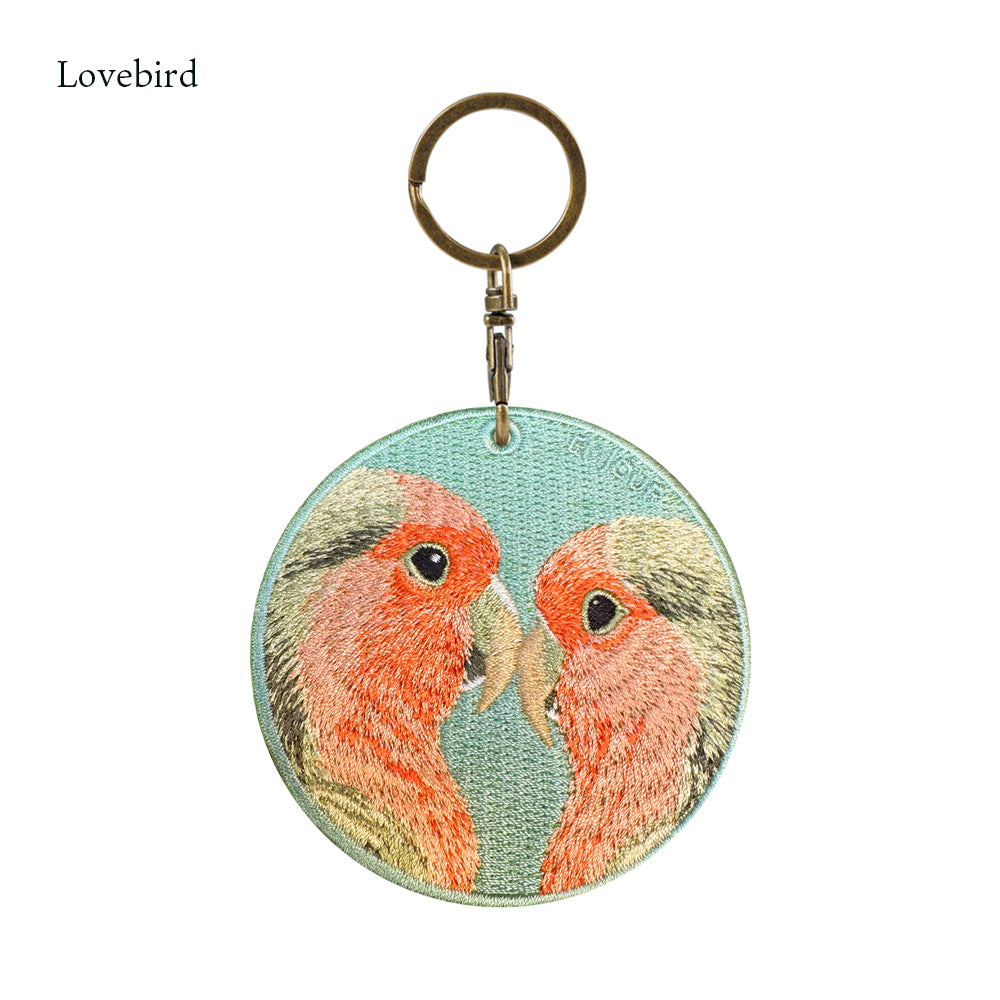 キーホルダー 刺繍 鳥 小鳥 動物 アニマル チャーム 刺繍キーホルダー インコ オカメインコ コザクラインコ セキセイインコ オキナインコ オウム モンクオウム キーリング プレゼント 入学祝い 新築祝い かわいい ギフト 贈り物 EMJOUR エンジュール 台湾 車 自転車 カギ 鍵 ペット 動物園