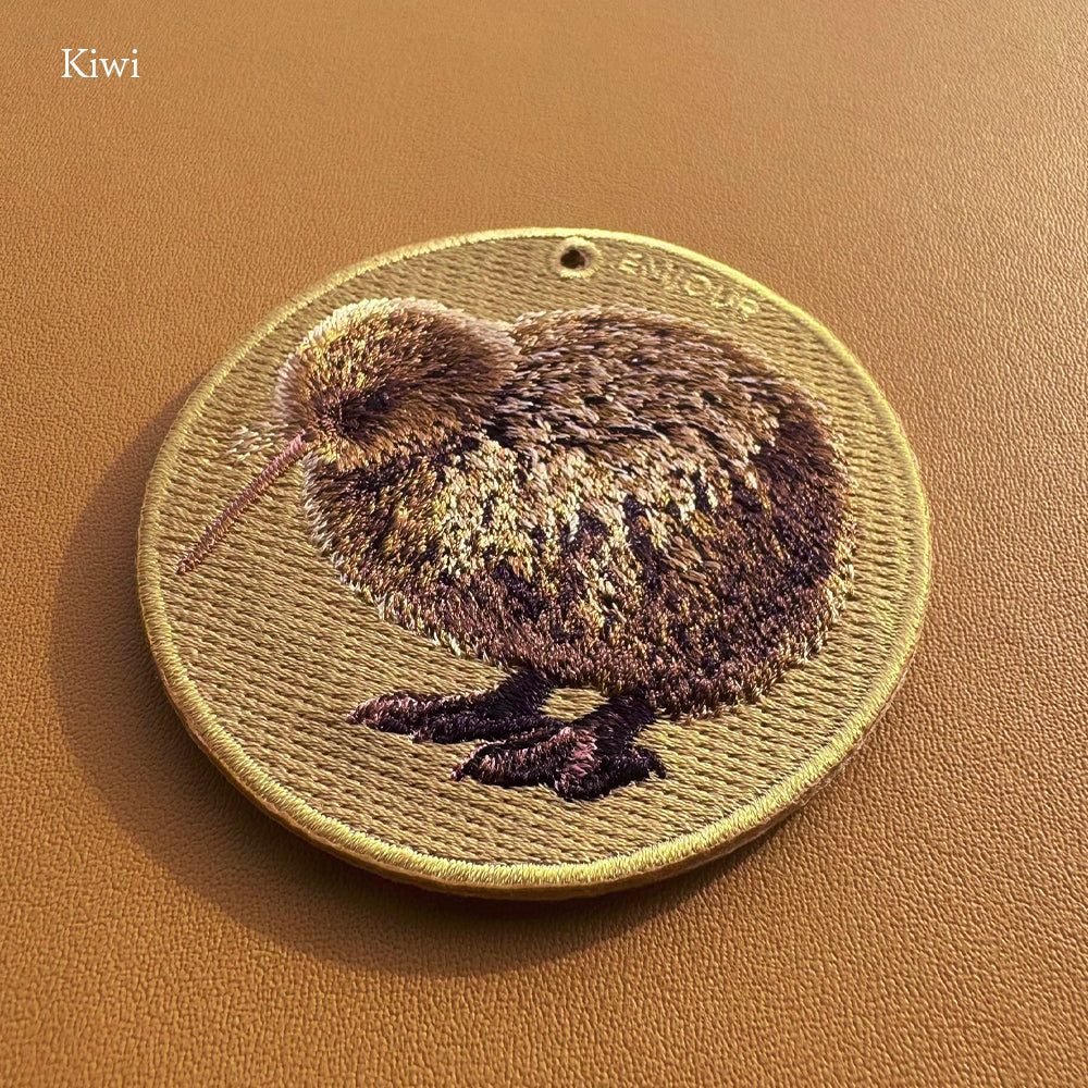 キーホルダー 刺繍 鳥 小鳥 動物 アニマル チャーム 刺繍キーホルダー キーウィ ミミズク フクロウ ふくろう クジャク ワシ 鷲 キーリング プレゼント 入学祝い 新築祝い かわいい ギフト 贈り物 EMJOUR エンジュール 台湾 車 自転車 カギ 鍵 ペット 動物園