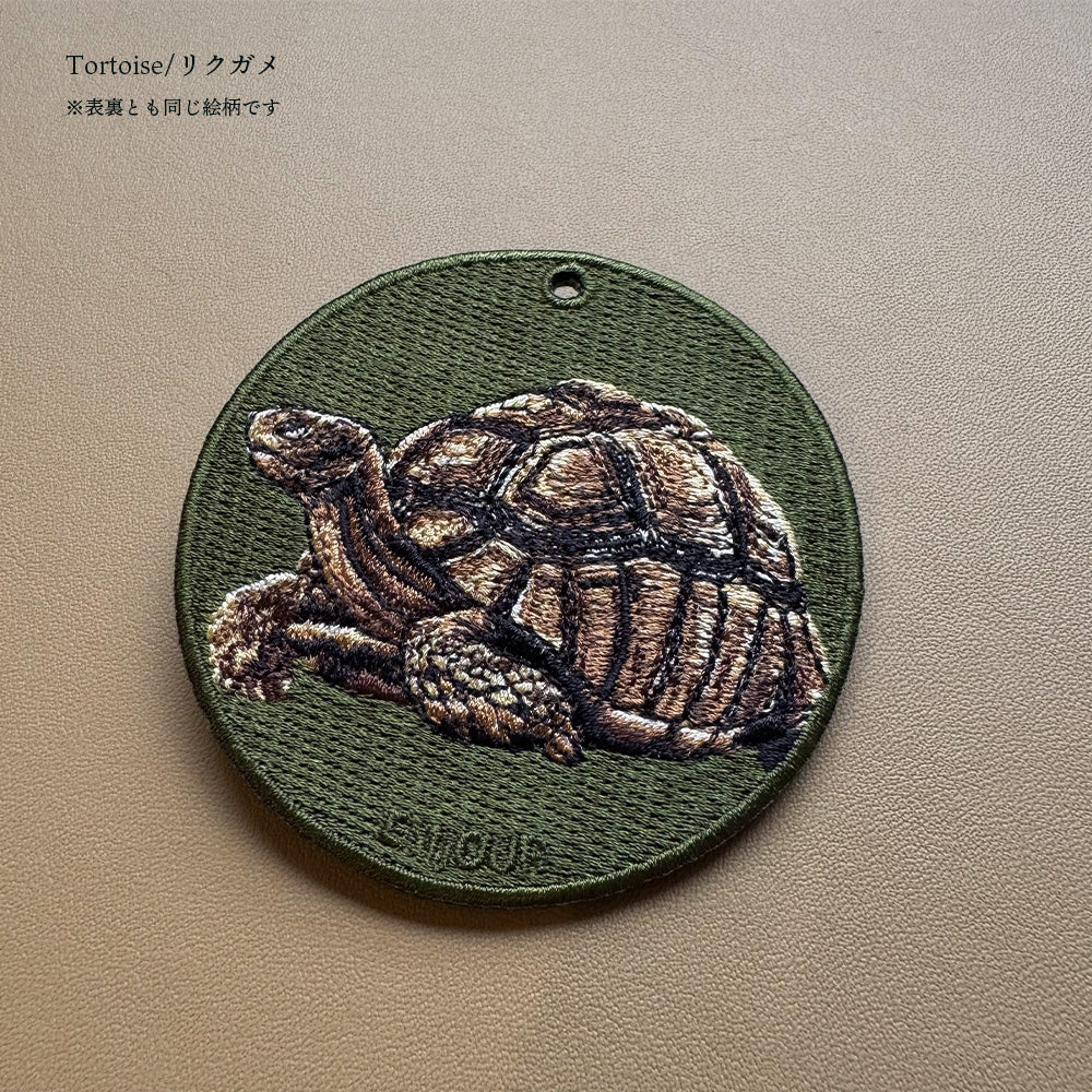 キーホルダー 刺繍 EMJOUR 恐竜 ヤモリ センザンコウ リクガメ 陸亀 ティラノサウルス トリケラトプス アニマル 爬虫類 キーチェーン プレゼント ギフト (animal-10)